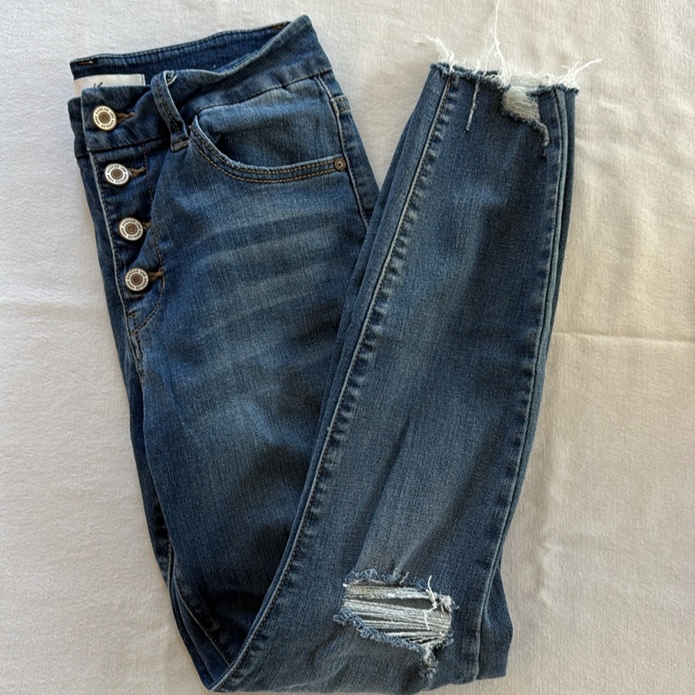 Kancan medium wash, distressed stretch denim. Size 5/26